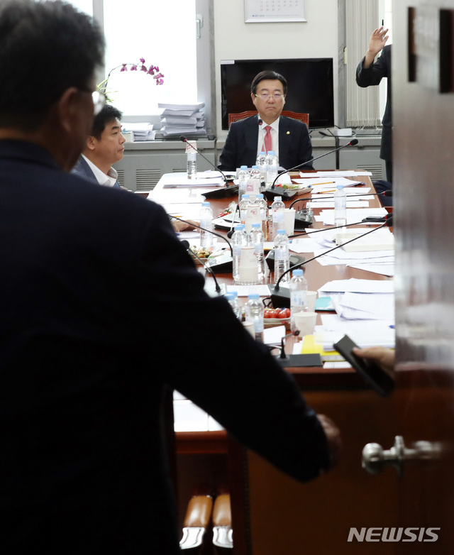 【서울=뉴시스】박영태 기자 = 김종석 소위원장을 비롯한 여야 소위원들이 19일 오전 서울 영등포구 여의도 국회에서 열린 정무위원회 법안심사 제1소위원회에서 은산분리(산업자본의 은행 소유지분 제한) 규제를 완화하는 내용의 인터넷전문은행(인터넷은행) 특례법과 관련해 전체회의 개최 예정시간을 넘겨 논의를 이어가고 있다. 2018.09.19.since1999@newsis.com