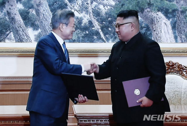 【남북정상회담 프레스센터(서울)=뉴시스】최동준 기자 = 19일 서울 동대문디자인플라자(DDP)에 차려진 남북정상회담 서울 프레스센터 대형 화면에 문재인 대통령과 김정은 위원장의 합의문 서명식 장면이 중계되고 있다. 2018.09.19. photocdj@newsis.com