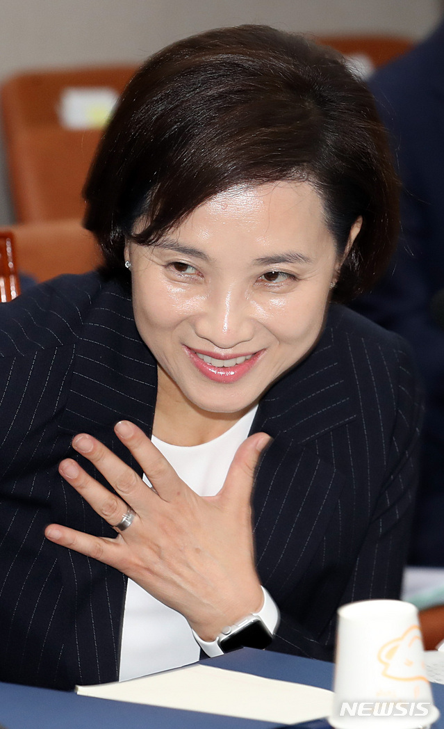 【서울=뉴시스】이종철 기자&nbsp; = 19일 오전 서울 여의도 국회에서 열린 교육위원회 제2차 전체회의 유은혜 사회부총리 겸 교육부 장관 후보자 인사청문회에서 유 후보자가 인사를 하고 있다. 2018.09.19.&nbsp; jc4321@newsis.com