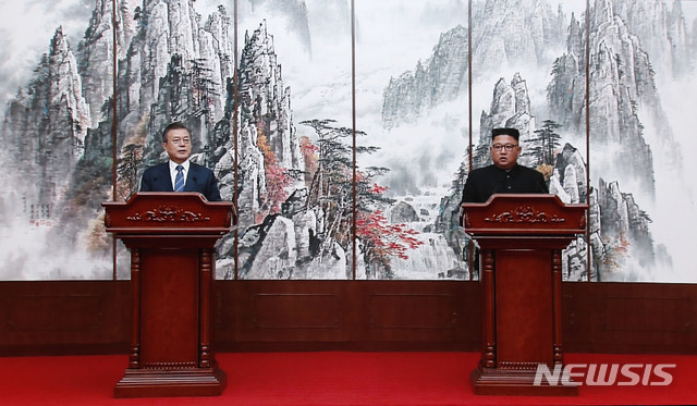 【남북정상회담 프레스센터(서울)=뉴시스】최동준 기자 = 19일 서울 동대문디자인플라자(DDP)에 차려진 남북정상회담 서울 프레스센터 대형 화면에 문재인 대통령과 김정은 위원장의 공동 기자회견 장면이 중계되고 있다. 2018.09.19.&nbsp; photocdj@newsis.com