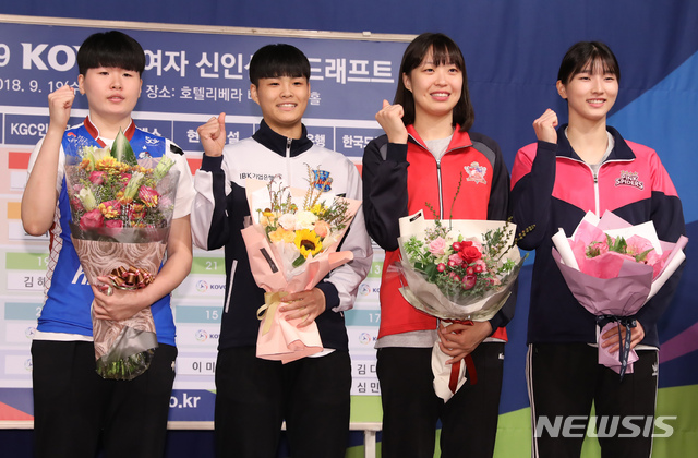 【서울=뉴시스】고승민 기자 = 19일 오전 서울 강남구 리베라호텔에서 열린 2018-2019 KOVO 여자 신인 드래프트에서 지명을 마친 선수들이 기념촬영하고 있다. 왼쪽부터 한국도로공사 지명 최민지, IBK기업은행 지명 원곡고 문지윤, 흥국생명 지명 원곡고 이주아, KGC인삼공사 지명 선명여고 박은진. 2018.09.19. kkssmm99@newsis.com