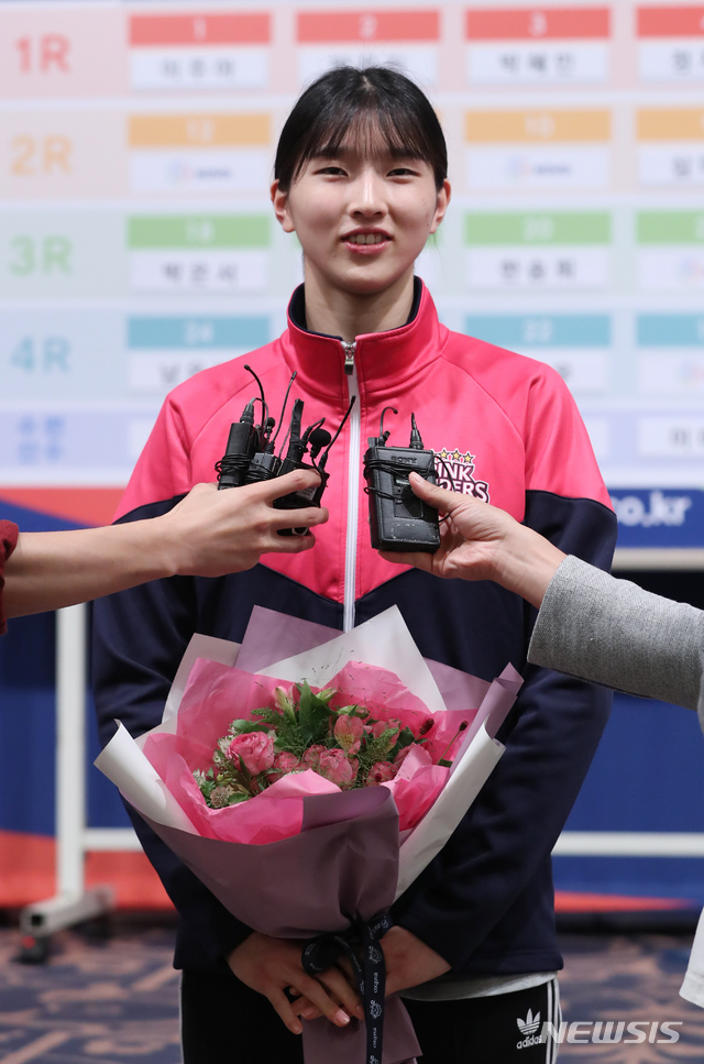 【서울=뉴시스】고승민 기자 = 19일 오전 서울 강남구 리베라호텔에서 열린 2018-2019 KOVO 여자 신인 드래프트에서 전체 1순위로 흥국생명에서 지목한 원곡고 이주아가 인터뷰를 하고 있다. 2018.09.19. kkssmm99@newsis.com