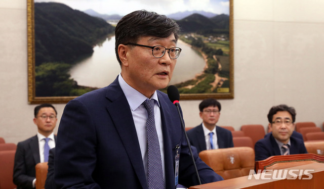 【서울=뉴시스】홍효식 기자 = 황호선 한국해양진흥공사 사장이 19일 오전 서울 여의도 국회 농림축산식품해양수산위원회 회의실에서 열린 전체회의에서 업무보고를 하고 있다. 2018.09.19. yesphoto@newsis.com