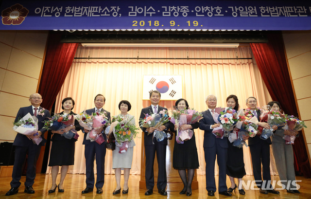【서울=뉴시스】 김진아 기자 = 안창호 헌법재판관 내외(왼쪽부터), 김이수 헌법재판관 내외, 이진성 헌재소장 내외, 김창종 헌법재판관 내외, 강일원 헌법재판관 내외가 19일 오전 서울 종로구 헌법재판소에서 열린 퇴임식에서 기념촬영을 하고 있다. 2018.09.19.&nbsp; bluesoda@newsis.com