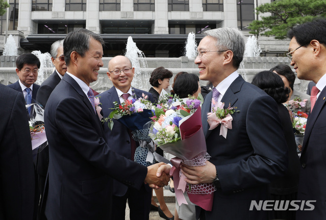【서울=뉴시스】 김진아 기자 = 이진성 헌법재판소장이 19일 오전 서울 종로구 헌법재판소에서 열린 헌법재판관 퇴임식을 마친 후 강일원 재판관과 인사를 하고 있다. 2018.09.19.&nbsp; bluesoda@newsis.com