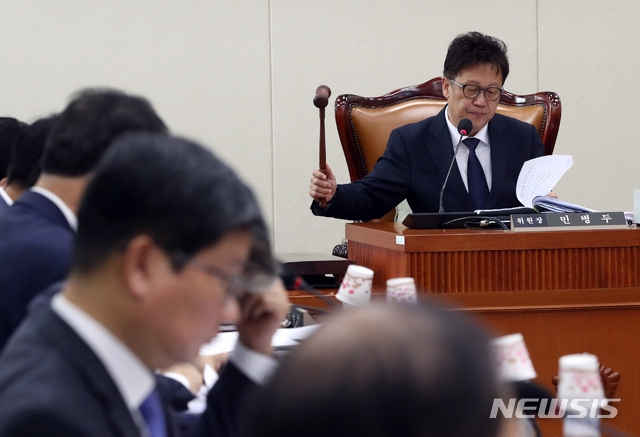 【서울=뉴시스】박영태 기자 = 지난 9월 국회에서 진행된 정무위원회에서 은산분리 규제를 완화하는 '인터넷전문은행 설립 및 운영에 관한 특례법'(인터넷전문은행법)을 가결됐다. 2018.09.19.since1999@newsis.com