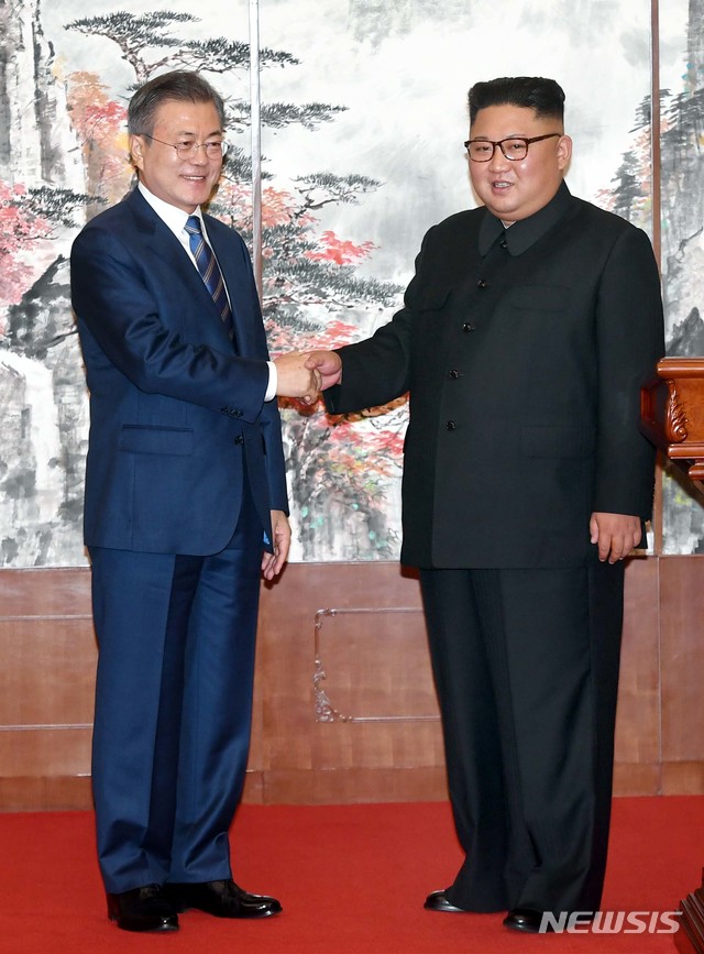【평양=뉴시스】평양사진공동취재단 박진희 기자 = 문재인 대통령과 김정은 국무위원장이 19일 백화원 영빈관에서 정상회담과 평양공동선언을 서명한 뒤 가진 회견에서 악수하고 있다. 2018.09.19. photo@newsis.com