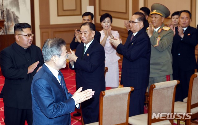 【평양=뉴시스】평양사진공동취재단 박진희 기자 = 문재인 대통령과 김정은 국무위원장이 19일 평양 백화원 영빈관에서 평양공동선언 발표를 마친 후 박수 치며 퇴장하고 있다. 2018.09.19. photo@newsis.com