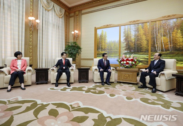 【평양=뉴시스】평양사진공동취재단 박진희 기자 = 문재인 대통령의 남북정상회담 특별수행원 자격으로 평양을 찾은 여야 3당 대표가 19일 오전 평양 만수대의사당에서 김영남 최고인민회의 상임위원회 위원장과 면담을 하고 있다. 왼쪽부터 이정미 정의당 대표, 정동영 민주평화당 대표, 이해찬 더불어민주당 대표, 김영남 위원장. 2018.09.19. photo@newsis.com