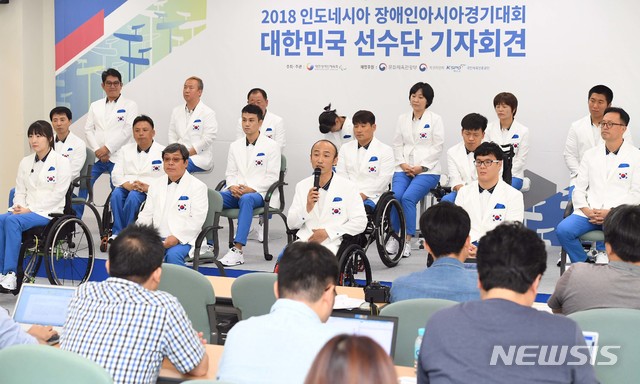 【이천=뉴시스】 사진공동취재단 = '2018 인도네시아 장애인아시아경기대회 대한민국 선수단 기자회견'이 열린 19일 오후 경기도 이천시 대한장애인체육회 이천훈련원에서 정진완 총감독이 취재진의 질의에 답하고 있다. 다음 달 6일부터 8일간 인도네시아 자카르타에서 개최되는 이번 대회는 우리나라 선수 207명을 비롯해 43개국 3천여 선수들이 우정의 레이스를 펼친다. 2018.09.19. photo@newsis.com