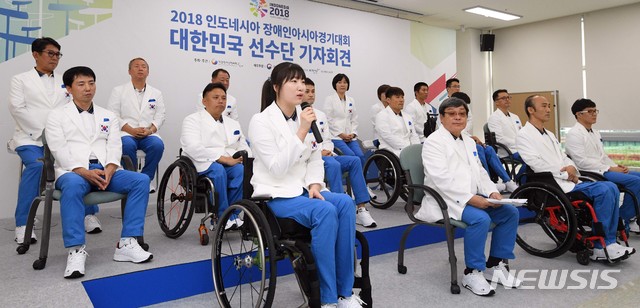 【이천=뉴시스】 사진공동취재단 = '2018 인도네시아 장애인아시아경기대회 대한민국 선수단 기자회견'이 열린 19일 오후 경기도 이천시 대한장애인체육회 이천훈련원에서 탁구에 출전하는 서수연 선수가 취재진의 질의에 답하고 있다. 다음 달 6일부터 8일간 인도네시아 자카르타에서 개최되는 이번 대회는 우리나라 선수 207명을 비롯해 43개국 3천여 선수들이 우정의 레이스를 펼친다. 2018.09.19. photo@newsis.com
