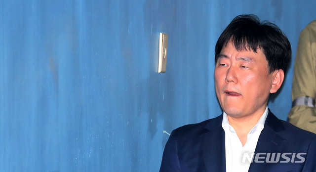 【서울=뉴시스】박주성 기자 = '경영비리' 와 관련해 구속 중인 이장석 넥센 구단주가 19일 오후 서울 서초구 서울고등법원에서 열린 2심 선고 공판에 출석하고 있다. 2018.09.19. park7691@newsis.com