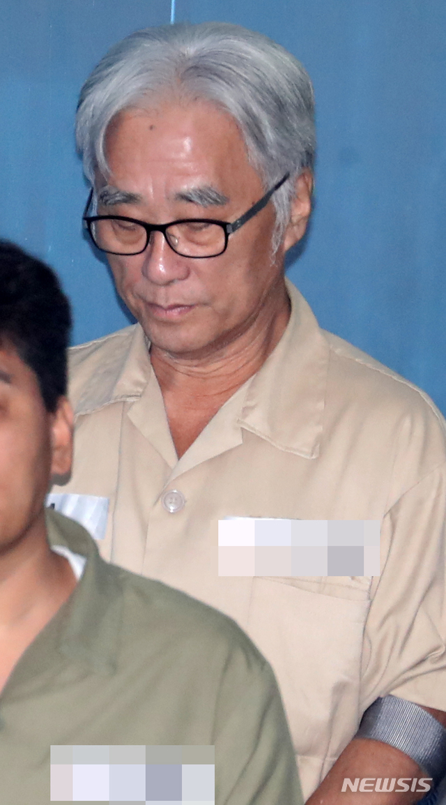【서울=뉴시스】박주성 기자 = 이윤택 전 연희단거리패 예술감독이 19일 오후 서울 서초구 서울중앙지방법원으로 ‘단원 성폭력’ 관련 선고 공판에 출석하고 있다. 2018.09.19. park7691@newsis.com