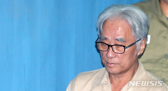 【서울=뉴시스】박주성 기자 = 이윤택 전 연희단거리패 예술감독이 19일 오후 서울 서초구 서울중앙지방법원으로 ‘단원 성폭력’ 관련 선고 공판에 출석하고 있다. 2018.09.19. park7691@newsis.com