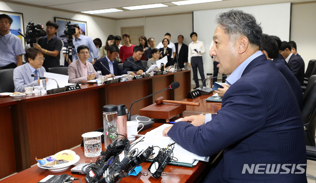 【서울=뉴시스】이영환 기자 = 국립공원위원장인 박천규 환경부 차관이 19일 오후 서울 마포구 국립공원관리공단에서 열린 124차 국립공원위원회에 참석해 모두발언을 하고 있다. 이날 열린 국립공원위원회의 안건은 흑산공항 신설 관련 다도해해상국립공원계획 변경(안) 재심의다.2018.09.19.&nbsp; 20hwan@newsis.com