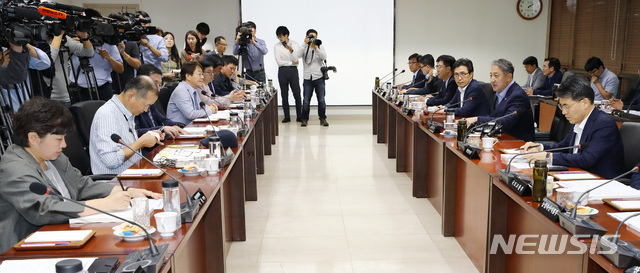 【서울=뉴시스】이영환 기자 = 국립공원위원장인 박천규(오른쪽 두 번째) 환경부 차관이 19일 오후 서울 마포구 국립공원관리공단에서 열린 124차 국립공원위원회에 참석해 모두발언을 하고 있다. 이날 열린 국립공원위원회의 안건은 흑산공항 신설 관련 다도해해상국립공원계획 변경(안) 재심의다.2018.09.19.&nbsp; 20hwan@newsis.com