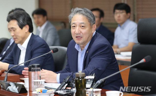 【서울=뉴시스】이영환 기자 = 국립공원위원장인 박천규 환경부 차관이 19일 오후 서울 마포구 국립공원관리공단에서 열린 124차 국립공원위원회에 참석해 모두발언을 하고 있다. 이날 열린 국립공원위원회의 안건은 흑산공항 신설 관련 다도해해상국립공원계획 변경(안) 재심의다.2018.09.19.&nbsp; 20hwan@newsis.com