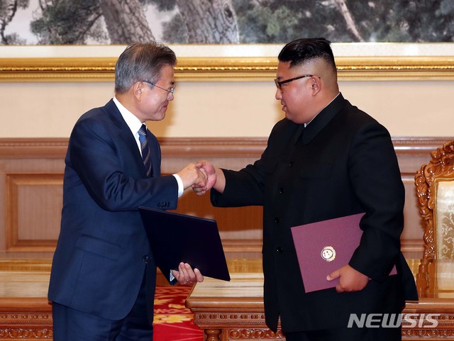 【평양=뉴시스】평양사진공동취재단 박진희 기자 = 문재인 대통령과 김정은 국무위원장이 19일 평양 백화원 영빈관에서 정상회담을 마친 뒤 평양공동선언서에 서명한 뒤 교환 및 악수를 하고 있다. 2018.09.19. photo@newsis.com