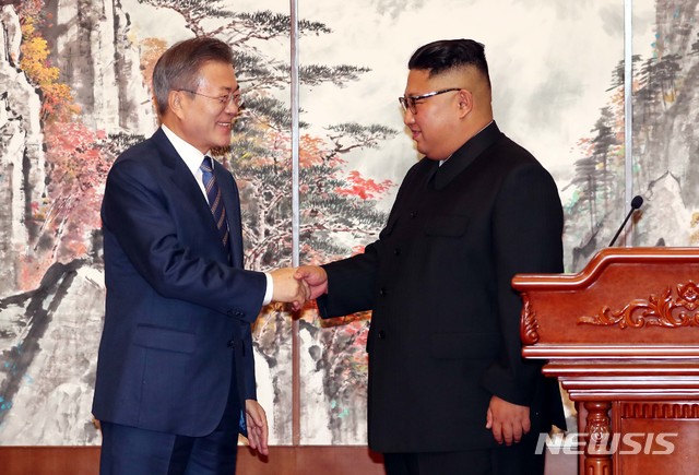 【평양=뉴시스】평양사진공동취재단 박진희 기자 = 문재인 대통령과 김정은 국무위원장이 19일 오전 평양 백화원 영빈관에서 '9월 평양공동선언' 발표 후 악수하고 있다. 2018.09.19. photo@newsis.com