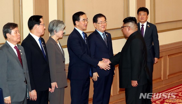 【평양=뉴시스】평양사진공동취재단 박진희 기자 = 문재인 대통령과 김정은 국무위원장이 참석한 가운데 19일 오전 평양 백화원 영빈관에서 '9월 평양공동선언' 합의서에 서명식이 열렸다. 서명식을 마치고 김정은 국무위원장이 남측 인사와 인사를 나누고 있다. 2018.09.19. photo@newsis.com