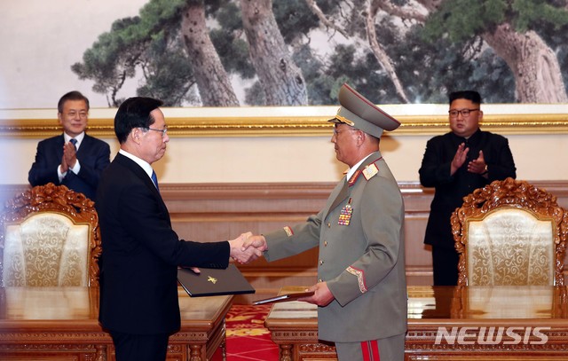 【평양=뉴시스】평양사진공동취재단 박진희 기자 = 문재인 대통령과 김정은 국무위원장이 19일 백화원 영빈관에서 송영무 국방부 장관과 노광철 인민무력상의 판문점선언 이행을 위한 군사분야 합의문을 교환을 지켜보고 있다. 2018.09.19. photo@newsis.com