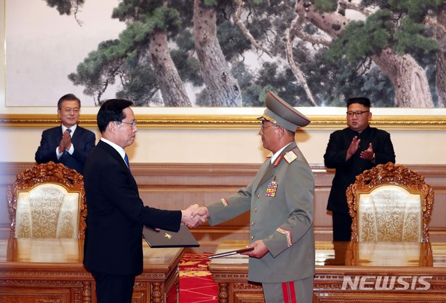 【평양=뉴시스】평양사진공동취재단 박진희 기자 = 문재인 대통령과 김정은 국무위원장이 19일 백화원 영빈관에서 송영무 국방부 장관과 노광철 인민무력상의 판문점선언 이행을 위한 군사분야 합의문을 서명을 지켜보고 있다. 2018.09.19. photo@newsis.com