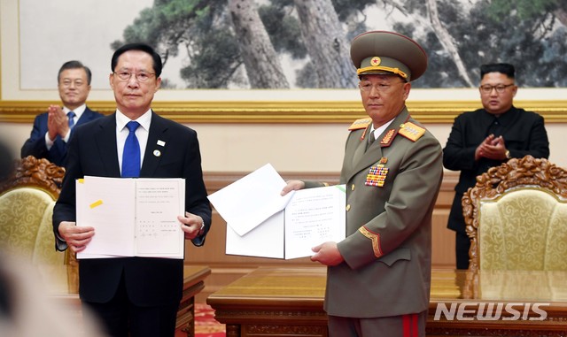 【평양=뉴시스】평양사진공동취재단 박진희 기자 = 19일 오전 평양 백화원 영빈관에서 문재인 대통령과 김정은 국무위원장이 임석한 가운데 송영무 국방부 장관과 노광철 인민무력상이 판문점선언 이행을 위한 군사분야 합의문에 서명한 후 취재진을 향해 들어보이고 있다. 2018.09.19.&nbsp; photo@newsis.com 