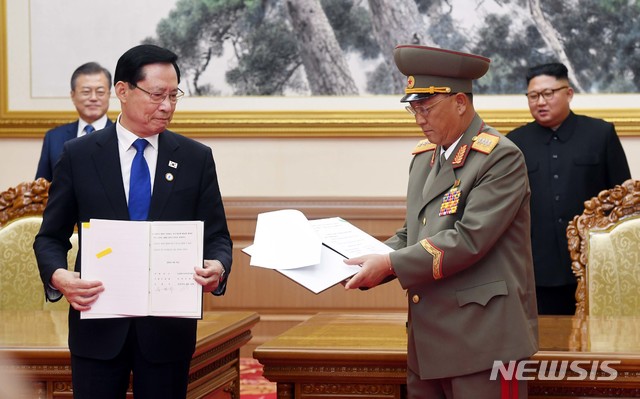 【평양=뉴시스】평양사진공동취재단 박진희 기자 = 19일 오전 평양 백화원 영빈관에서 문재인 대통령과 김정은 국무위원장이 임석한 가운데 송영무 국방부 장관과 노광철 인민무력상이 판문점선언 이행을 위한 군사분야 합의문에 서명한 후 취재진을 향해 들어보이고 있다. 2018.09.19.&nbsp; photo@newsis.com 