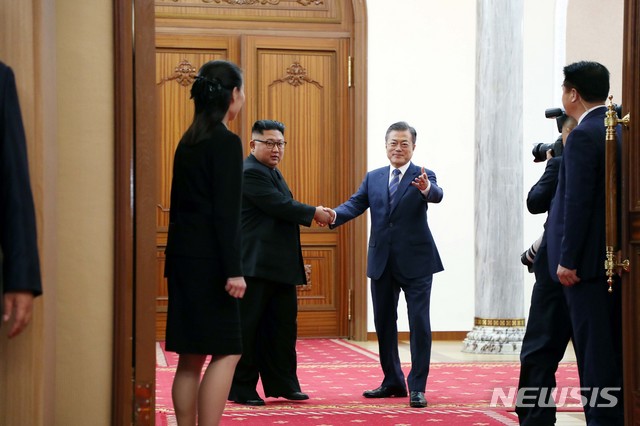 【평양=뉴시스】평양사진공동취재단 박진희 기자 = 문재인 대통령과 김정은 국무위원장이 19일 오전 평양 백화원 영빈관에서 평양공동선언문 서명식에 입장하기 전 악수하고 있다. 2018.09.19. photo@newsis.com