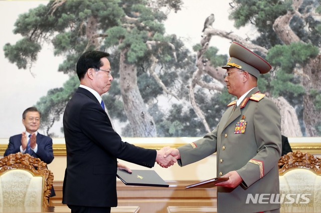 【평양=뉴시스】평양사진공동취재단 박진희 기자 = 19일 오전 평양 백화원 영빈관에서 문재인 대통령과 김정은 국무위원장이 지켜보는 가운데 송영무 국방부 장관과 북한 노광철 인민무력상이 판문점 선언 이행을 위한 군사분야 합의문에 서명한 뒤 교환하고 있다. 2018.09.19. photo@newsis.com