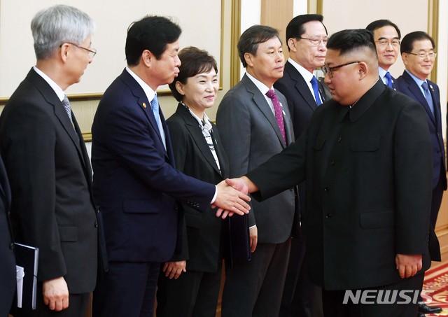 【평양=뉴시스】평양사진공동취재단 박진희 기자 = 김정은 국무위원장이 19일 백화원 영빈관에서 군사합의서 서명식을 마친 후에 남측 수행원들과 악수하고 있다. 2018.09.19. photo@newsis.com