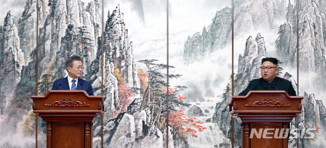 【평양=뉴시스】평양사진공동취재단 박진희 기자 =문재인 대통령과 김정은 국무위원장이 19일 평양 백화원 영빈관에서 평양공동선언 합의서에 서명한 후 발표하고 있다. 2018.09.19.photo@newsis.com