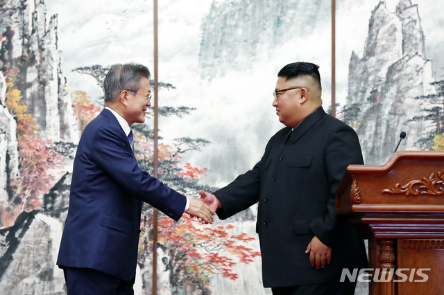 【평양=뉴시스】평양사진공동취재단 박진희 기자 =문재인 대통령과 김정은 국무위원장이 19일 평양 백화원 영빈관에서 평양공동선언을 발표한 후 악수하고 있다. 2018.09.19. photo@newsis.com