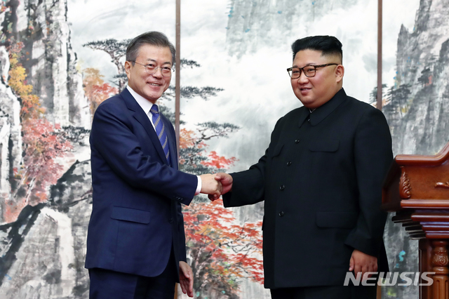 【평양=뉴시스】평양사진공동취재단 박진희 기자 =문재인 대통령과 김정은 국무위원장이 19일 평양 백화원 영빈관에서 평양공동선언을 발표한 후 악수하고 있다. 2018.09.19.&nbsp; photo@newsis.com 
