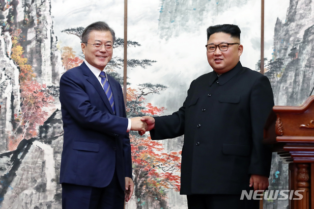 【평양=뉴시스】평양사진공동취재단 박진희 기자 =문재인 대통령과 김정은 국무위원장이 지난해 9월19일 평양 백화원 영빈관에서 평양공동선언을 발표한 후 악수하고 있다. 2018.09.19. photo@newsis.com