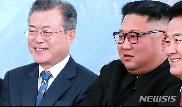 【남북정상회담 프레스센터(서울)=뉴시스】최진석 기자 = 남북정상회담 둘째날인 지난 12월19일 평양 옥류관에서 기념촬영을 하고 있는 문재인 대통령과 김정은 북한 국무위원장의 모습이 서울 중구 동대문디자인플라자(DDP)에 차려진 남북정상회담 평양 서울 프레스센터에 중계되고 있다. 2018.12.19 myjs@newsis.com