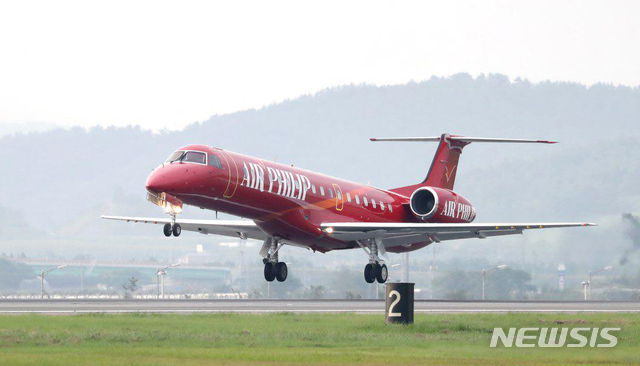 【광주=뉴시스】이창우 기자 = 사진은 호남을 기반으로 한 항공사 ㈜에어필립이 8일 제주 신규 노선에 투입한 2호기 'ERJ-145LR' 기종. 2호기도 1호기와 같은 브라질 엠브라에르(Embraer)사에서 제작한 50인승 항공기다. 2018.10.08 (사진=에어필립 제공) photo@newsis.com