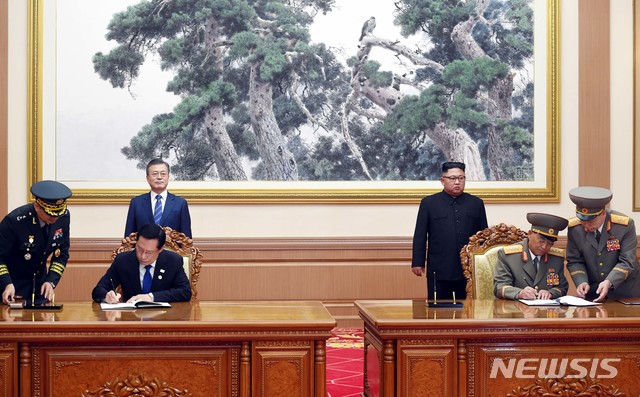 【평양=뉴시스】평양사진공동취재단 박진희 기자 = 문재인 대통령과 김정은 국무위원장이 지난 2018년 9월19일 오전 평양 백화원 영빈관에서 송영무 국방부 장관과 북한 노광철 인민무력상의 군사분야 합의 서명식을 보고 있다. 2018.09.19. photo@newsis.com