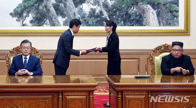 【평양=뉴시스】평양사진공동취재단 박진희 기자 = 문재인 대통령과 김정은 국무위원장이 19일 오전 평양 백화원 영빈관에서 열린 평양공동선언 합의문에 서명하고 있다. 2018.09.19. photo@newsis.com