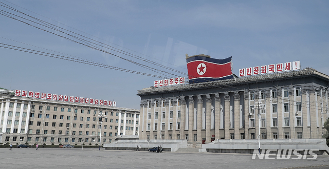 【평양=뉴시스】평양사진공동취재단 박진희 기자 = 문재인 대통령의 평양 방문 이틀째인 19일 평양시민들이 거리를 지나고 있다. 2018.09.19.photo@newsis.com