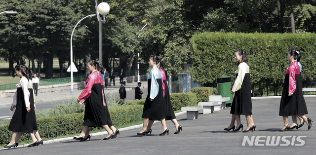 【평양=뉴시스】평양사진공동취재단 박진희 기자 = 문재인 대통령의 평양 방문 이틀째인 19일 평양시민들이 거리를 지나고 있다. 2018.09.19.photo@newsis.com