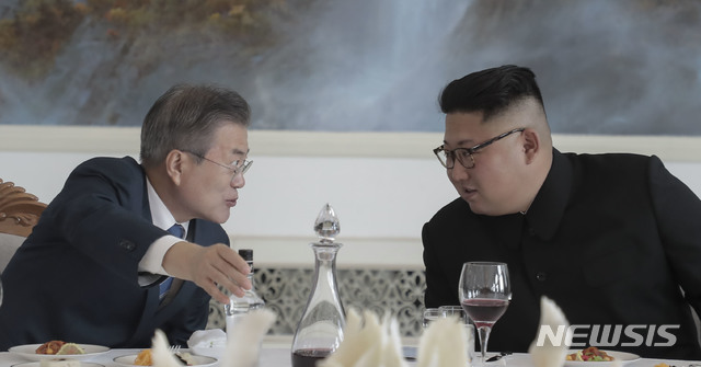【평양=뉴시스】평양사진공동취재단 박진희 기자 = 문재인 대통령이 19일 평양 옥류관을 방문해 김정은 국무위원장과 오찬을 하며 대화하고 있다. 2018.09.19.photo@newsis.com