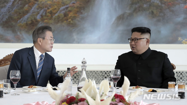 【평양=뉴시스】평양사진공동취재단 박진희 기자 = 문재인 대통령이 19일 평양 옥류관을 방문해 김정은 국무위원장과 오찬을 하며 대화하고 있다. 2018.09.19.photo@newsis.com