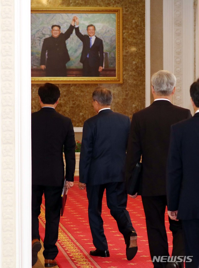 【평양=뉴시스】평양사진공동취재단 박진희 기자 = 문재인 대통령이 19일 평양 백화원 영빈관에서 열린 남북정상회담을 마치고 잠시 휴식장소로 향하고 있다. 2018.09.19.&nbsp; photo@newsis.com&nbsp; 