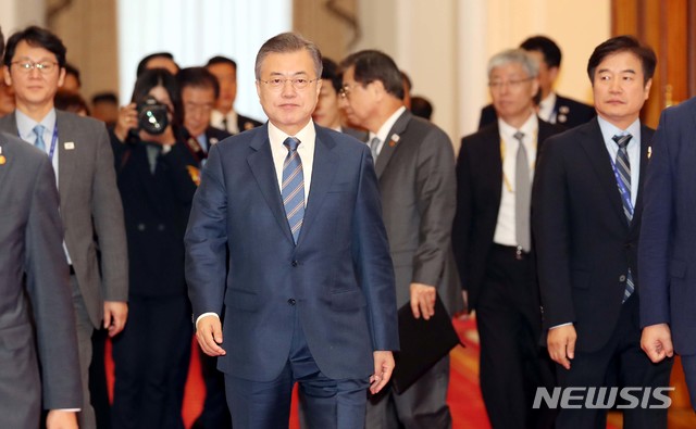 【평양=뉴시스】평양사진공동취재단 박진희 기자 = 문재인 대통령이 19일 오전 평양 백화원 영빈관에서 남북정상회담을 마친 후 휴식장소로 이동하고 있다. 2018.09.19. photo@newsis.com