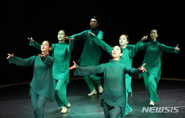 【서울=뉴시스】조수정 기자 = 한국 창작춤을 세계화한 거장 국수호의 국수호 디딤무용단 '무위(無爲)' 프레스리허설이 진행된 19일 오후 서울 동숭동 아르코예술극장 소극장에서 단원들이 열연하고 있다. 2018.09.19. chocrystal@newsis.com