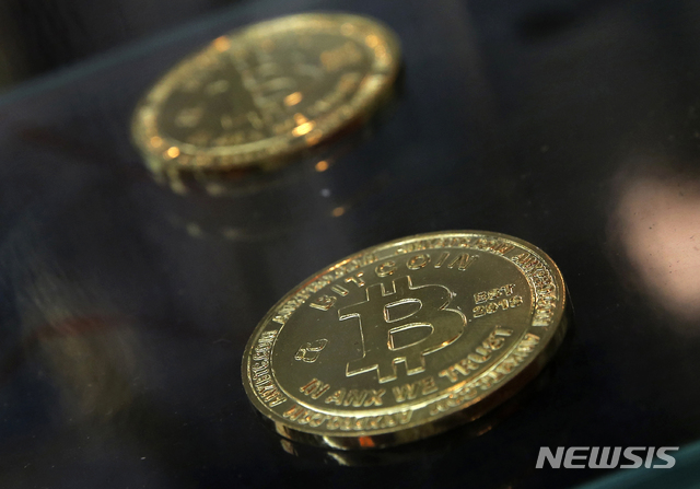 대표적 가상화폐(암호화폐) 비트코인이 20일 오전(미 동부시간) 한때 전날보다 16% 폭락한 4200달러까지 떨어지는 등 전날에 이어 하락세를 보였다. <AP자료사진> 2018.11.20