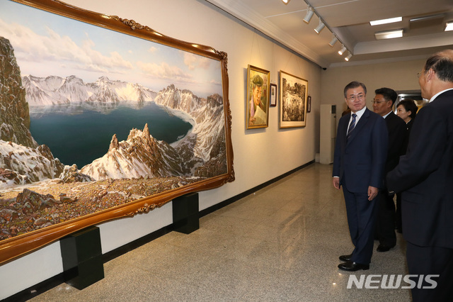 【평양=뉴시스】평양사진공동취재단 박진희 기자 = 문재인 대통령이 19일 오후 평양 만수대창작사를 찾아 김성민 만수대창작사 부사장의 안내를 받아 작품을 감상하고 있다. 2018.09.19. photo@newsis.com 