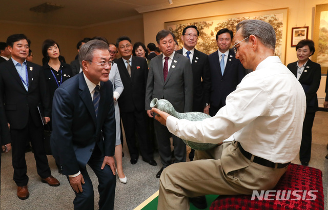 【평양=뉴시스】평양사진공동취재단 박진희 기자 = 문재인 대통령과 부인 김정숙 여사가 19일 오후 평양 만수대창작사를 찾아 김성민 창작사 부사장의 안내를 받아 작품을 감상하고 있다. 2018.09.19.photo@newsis.com