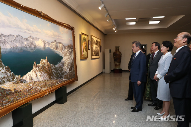 【평양=뉴시스】평양사진공동취재단 박진희 기자 = 문재인 대통령과 부인 김정숙 여사가 19일 오후 평양 만수대창작사를 찾아 김성민 창작사 부사장의 안내를 받아 작품을 감상하고 있다. 2018.09.19.photo@newsis.com
